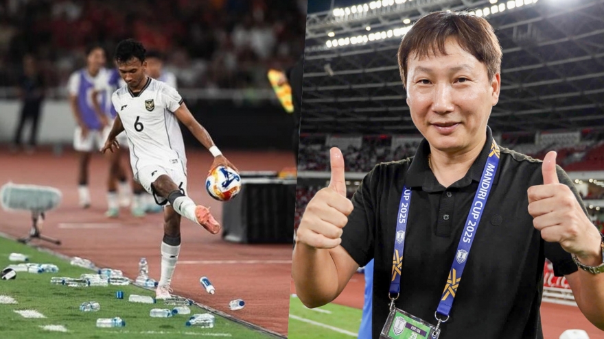 “Lùm xùm” chai nước ở Bung Karno và cách HLV Kim Sang Sik thay Troussier đòi nợ Indonesia